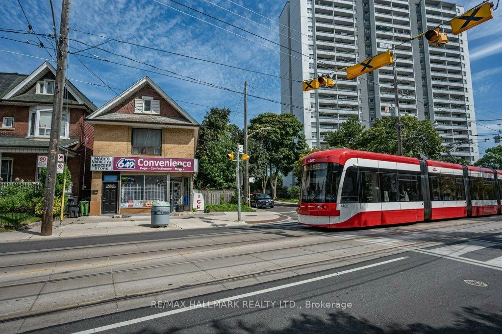 675, Broadview, North Riverdale, Toronto
