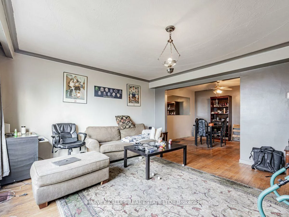 561-563, Danforth, Clairlea-Birchmount, Toronto