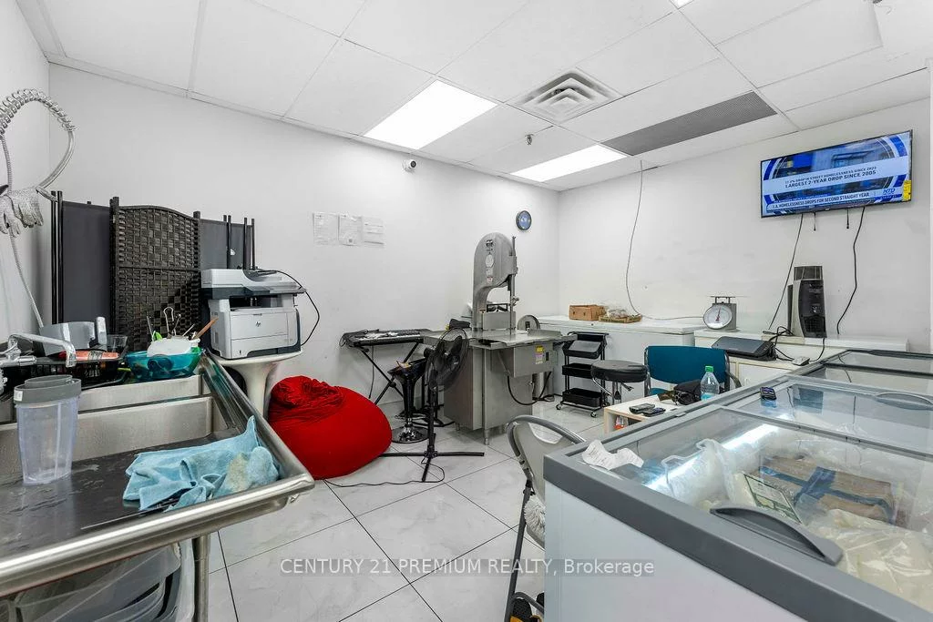 3601, Lawrence, Woburn, Toronto