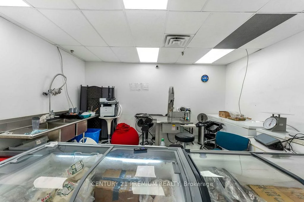 3601, Lawrence, Woburn, Toronto