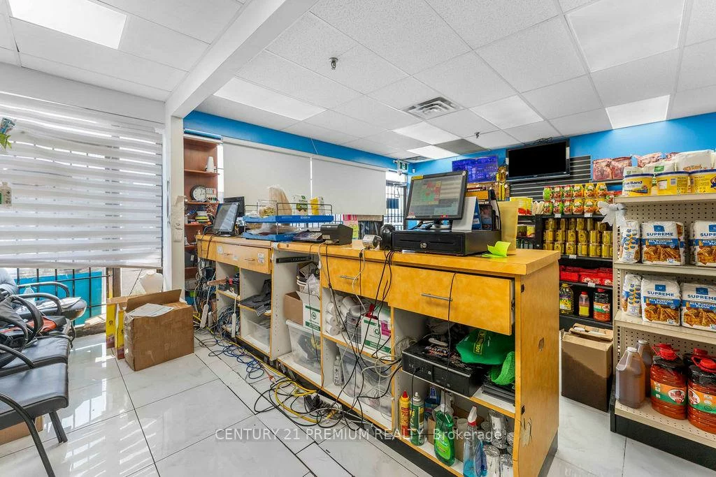 3601, Lawrence, Woburn, Toronto