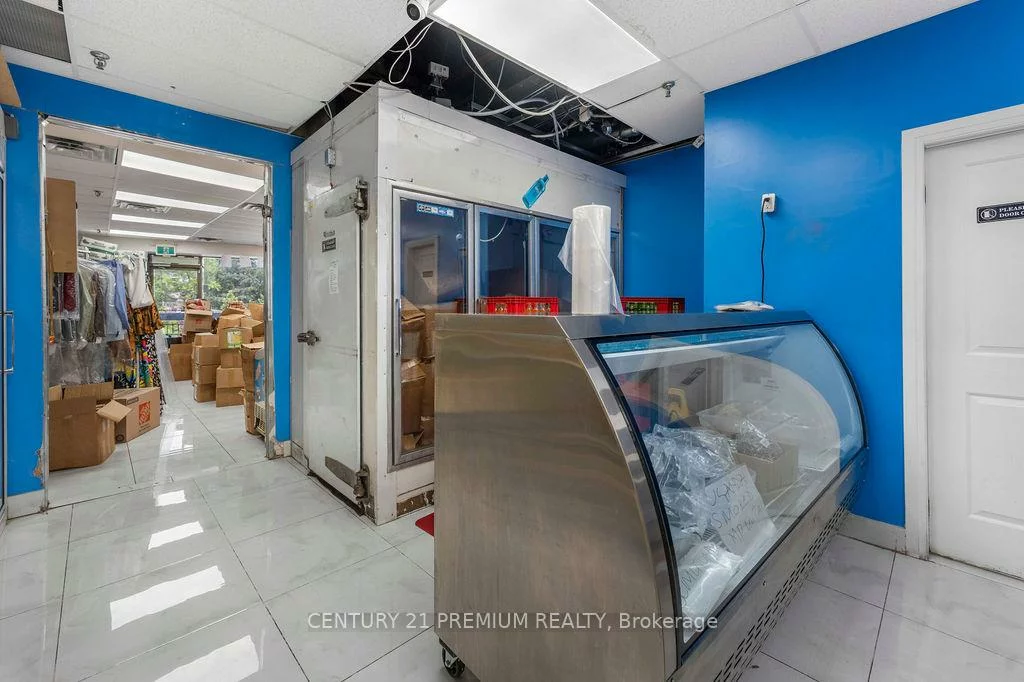 3601, Lawrence, Woburn, Toronto