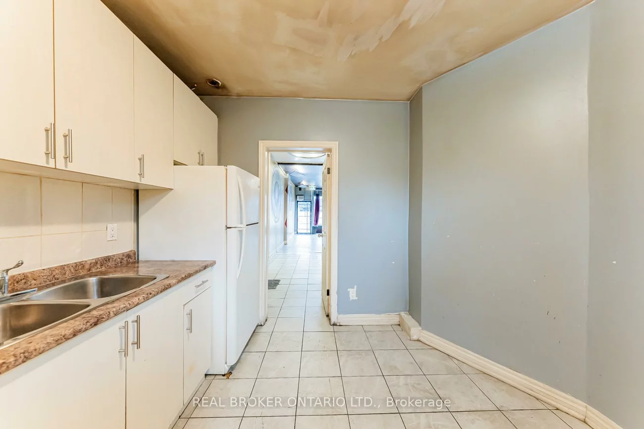 3212, Danforth, Oakridge, Toronto