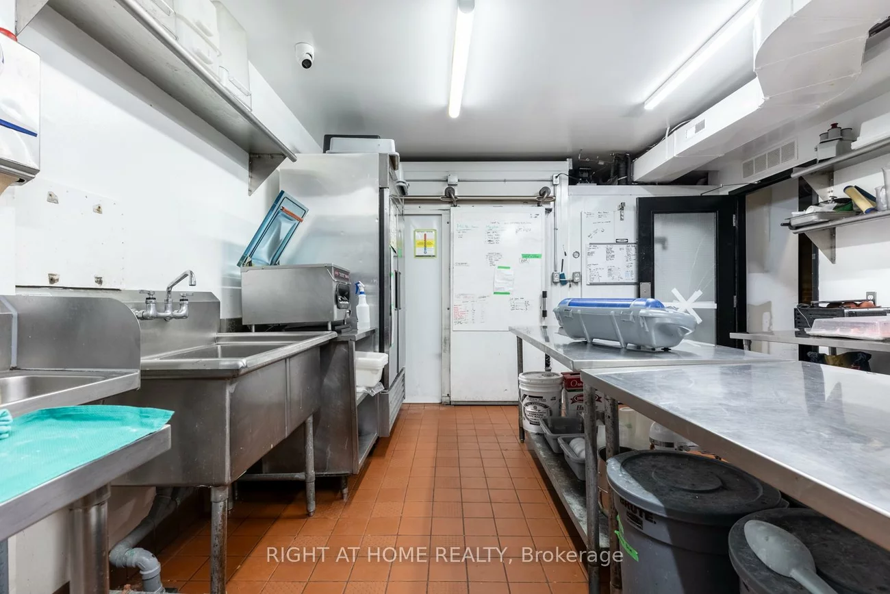 955, Gerrard, South Riverdale, Toronto