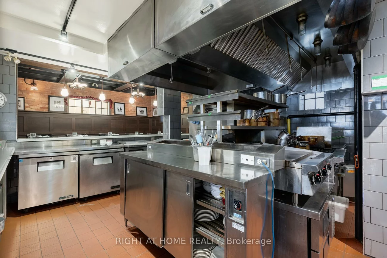 955, Gerrard, South Riverdale, Toronto