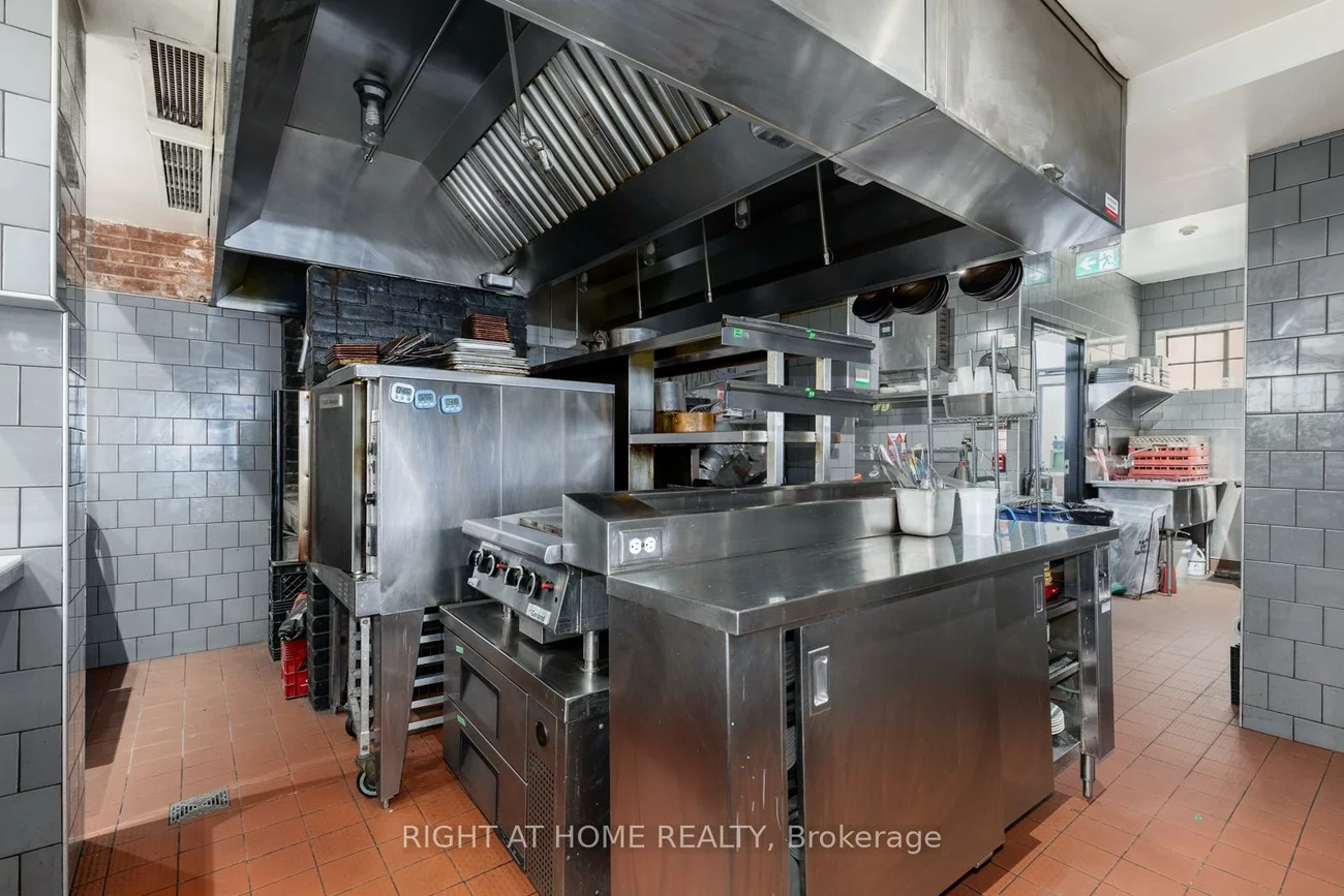 955, Gerrard, South Riverdale, Toronto