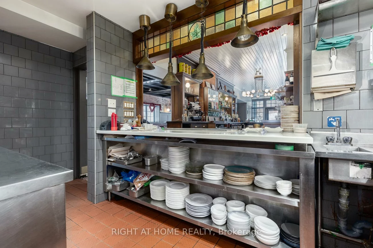 955, Gerrard, South Riverdale, Toronto