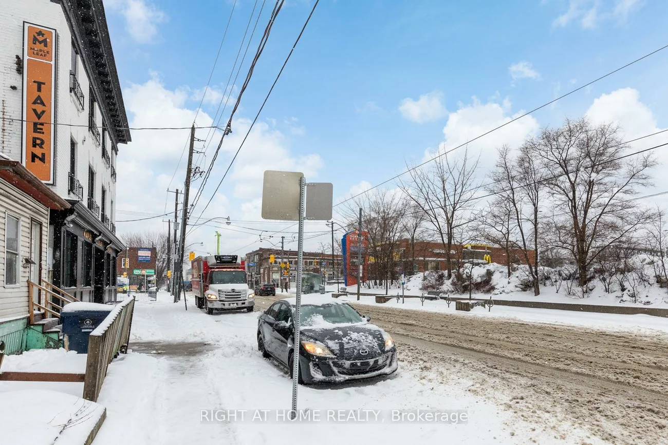 955, Gerrard, South Riverdale, Toronto