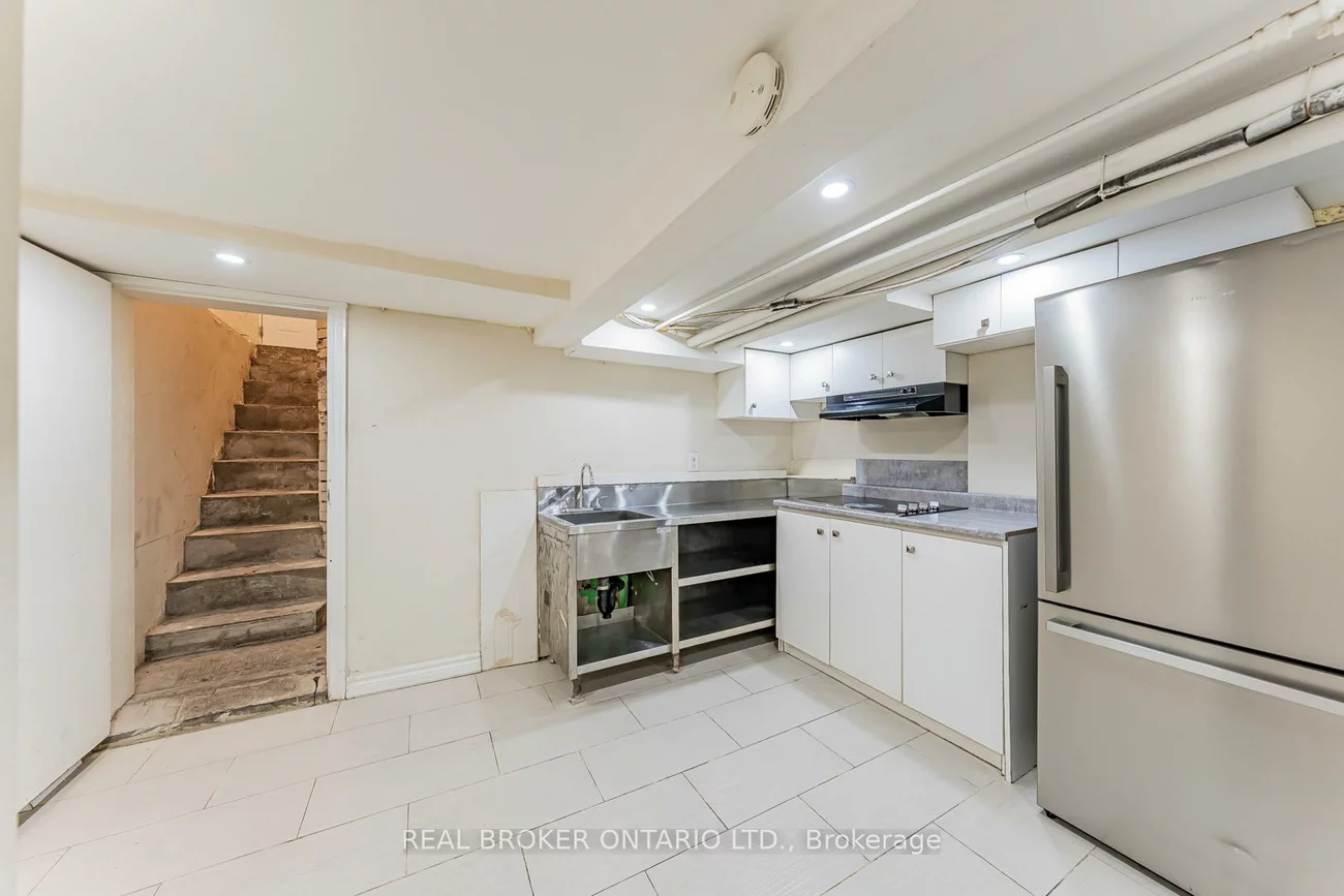 3212, Danforth, Oakridge, Toronto