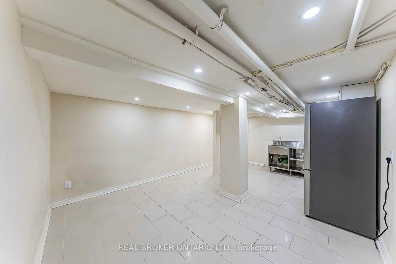 3212, Danforth, Oakridge, Toronto