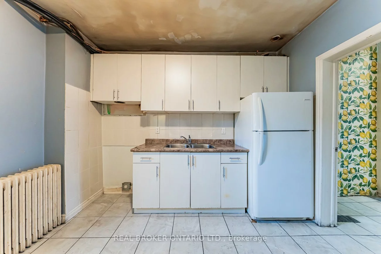 3212, Danforth, Oakridge, Toronto