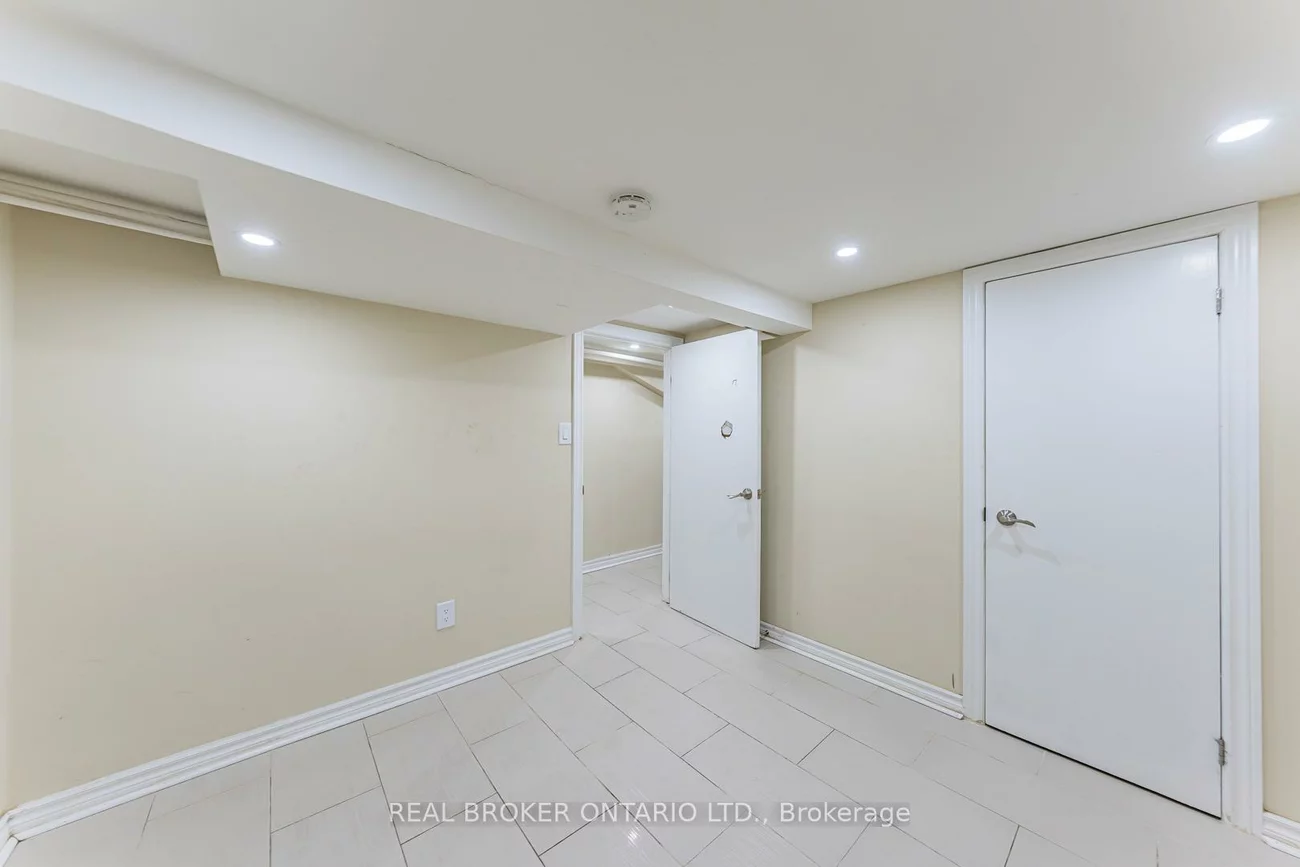 3212, Danforth, Oakridge, Toronto