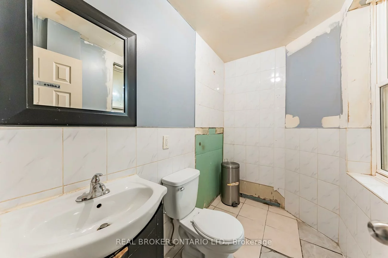 3212, Danforth, Oakridge, Toronto