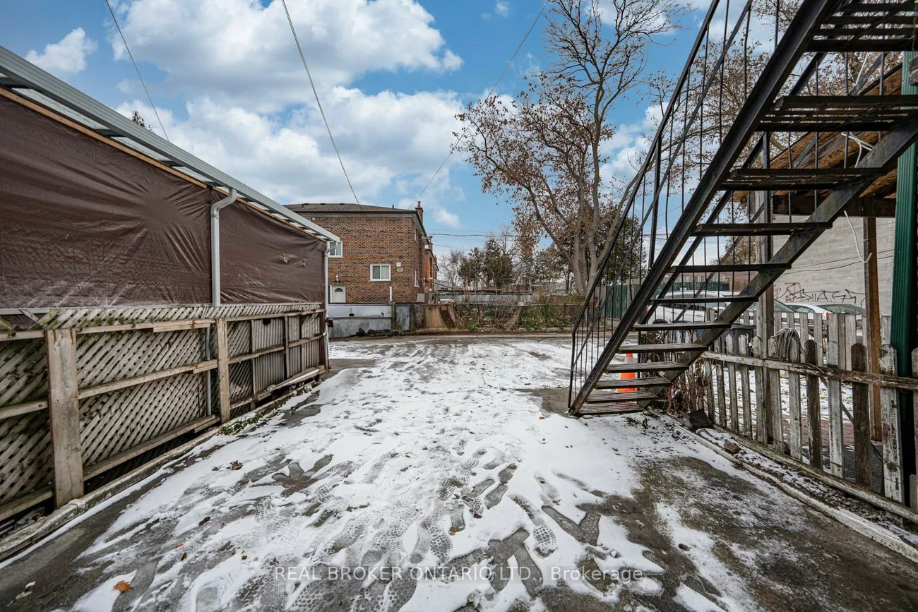 3212, Danforth, Oakridge, Toronto