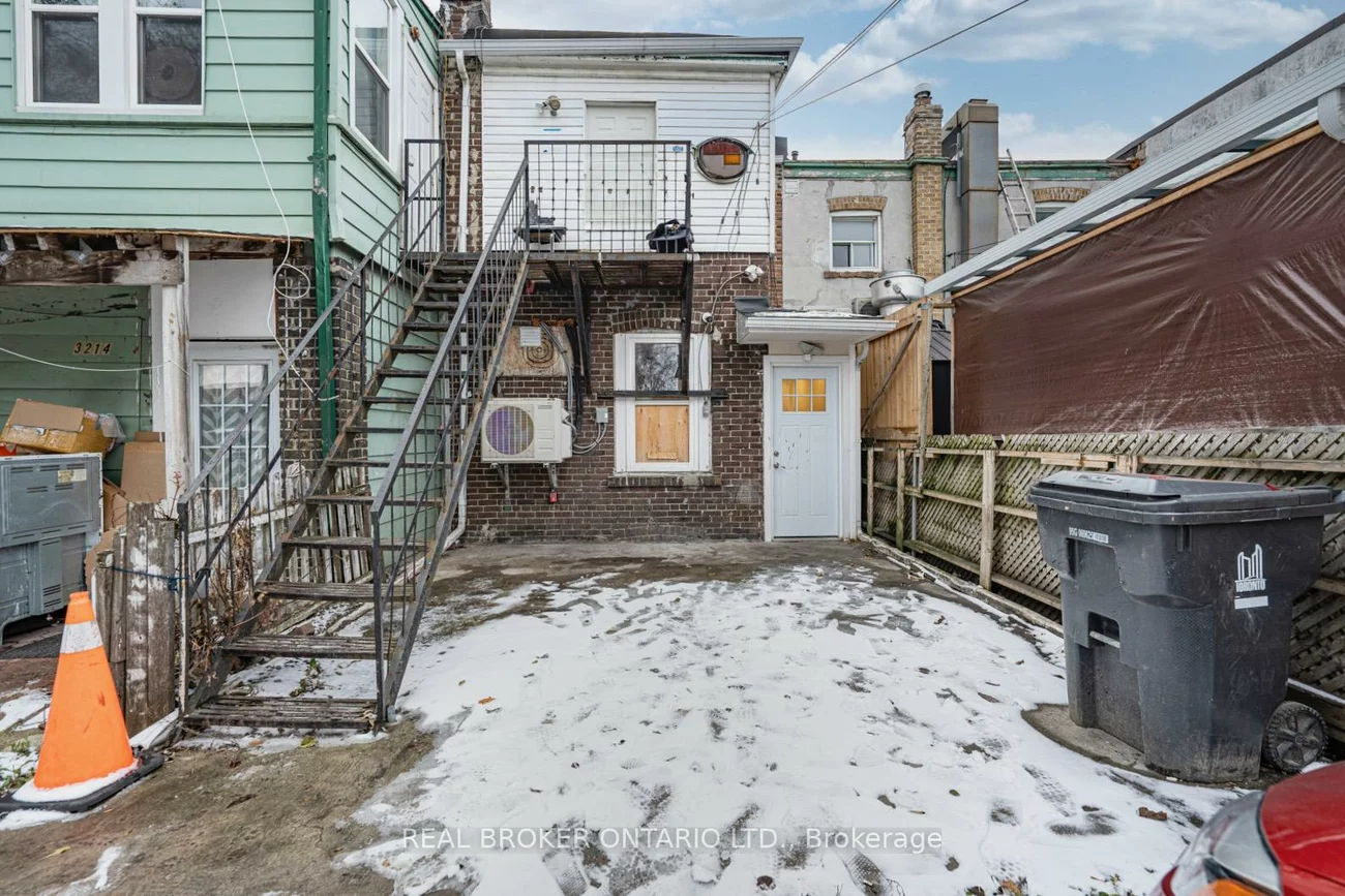 3212, Danforth, Oakridge, Toronto