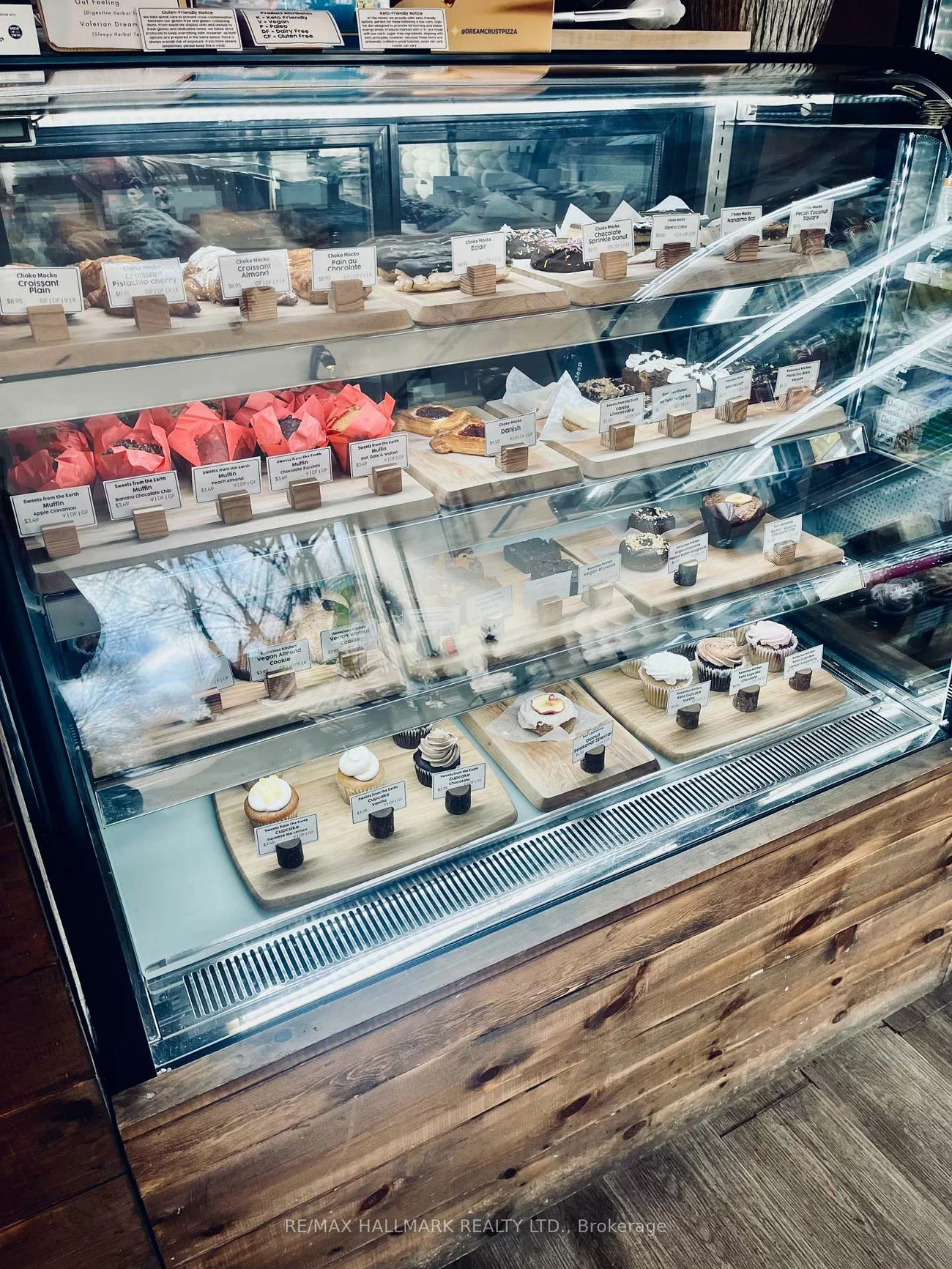 2256, Queen, The Beaches, Toronto