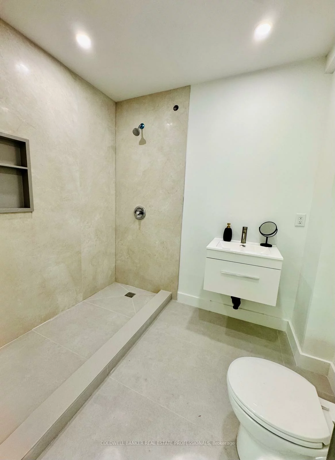 1159, Dundas, South Riverdale, Toronto