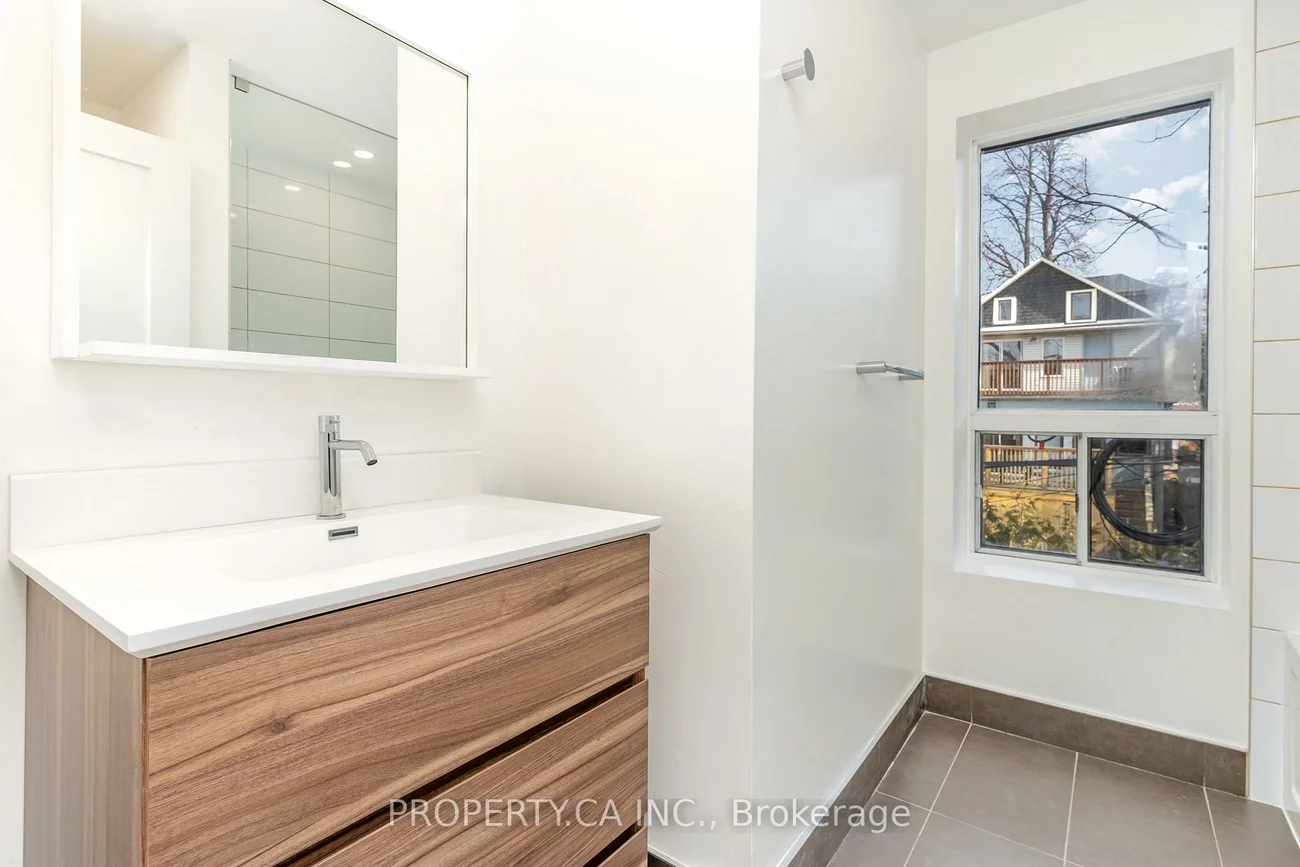 97, Lee, The Beaches, Toronto