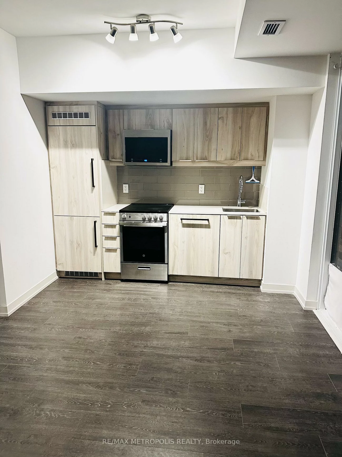 2203, Kingston, Birchcliffe-Cliffside, Toronto