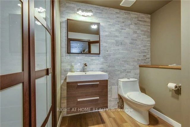 2359, Queen, The Beaches, Toronto