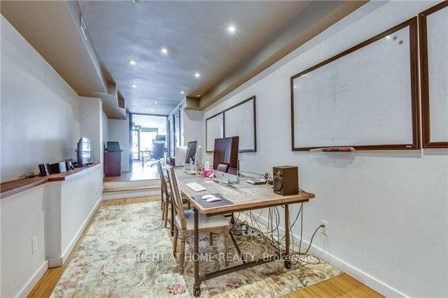2359, Queen, The Beaches, Toronto