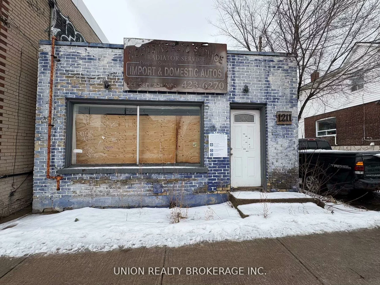 1211, Woodbine, Woodbine-Lumsden, Toronto