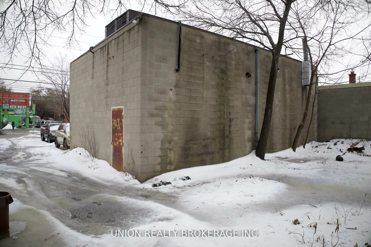 1211, Woodbine, Woodbine-Lumsden, Toronto