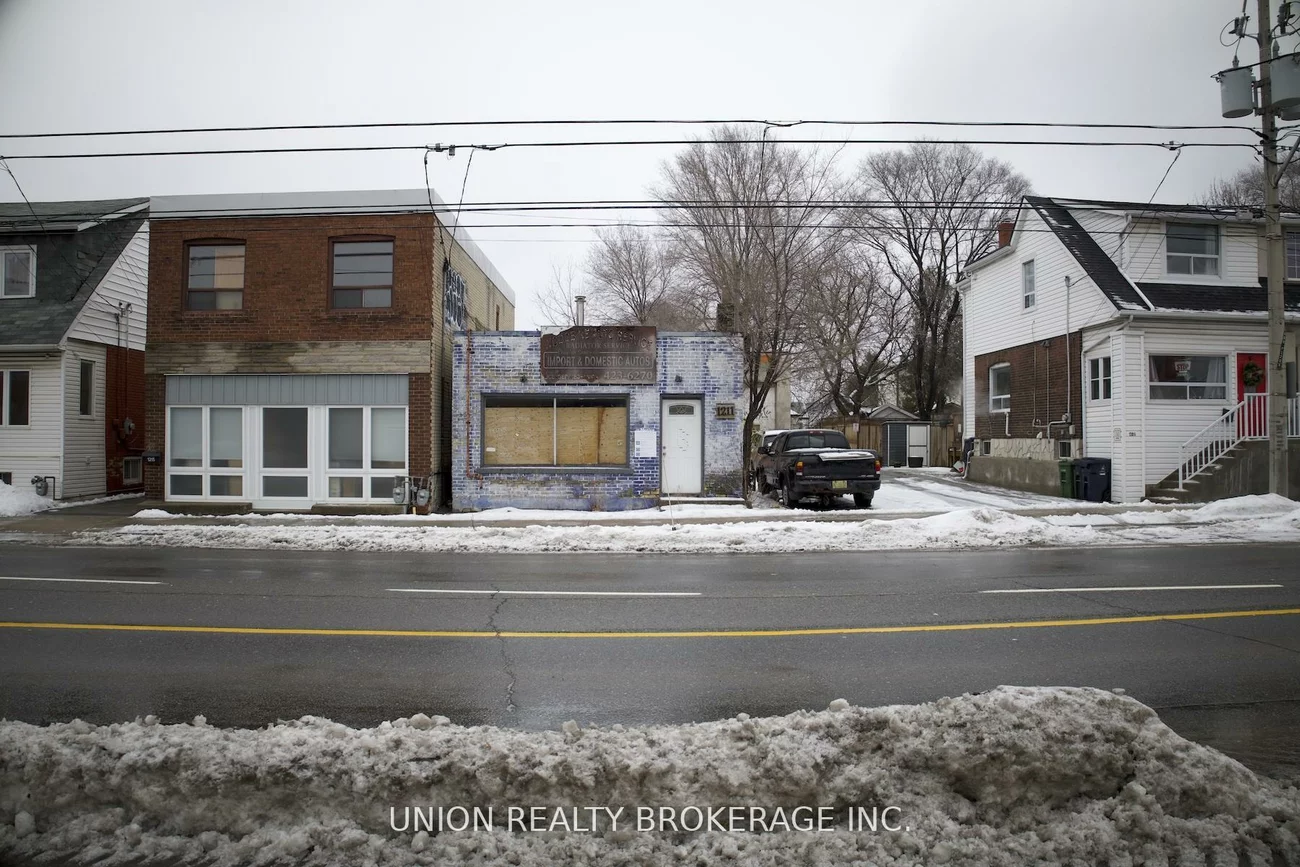 1211, Woodbine, Woodbine-Lumsden, Toronto