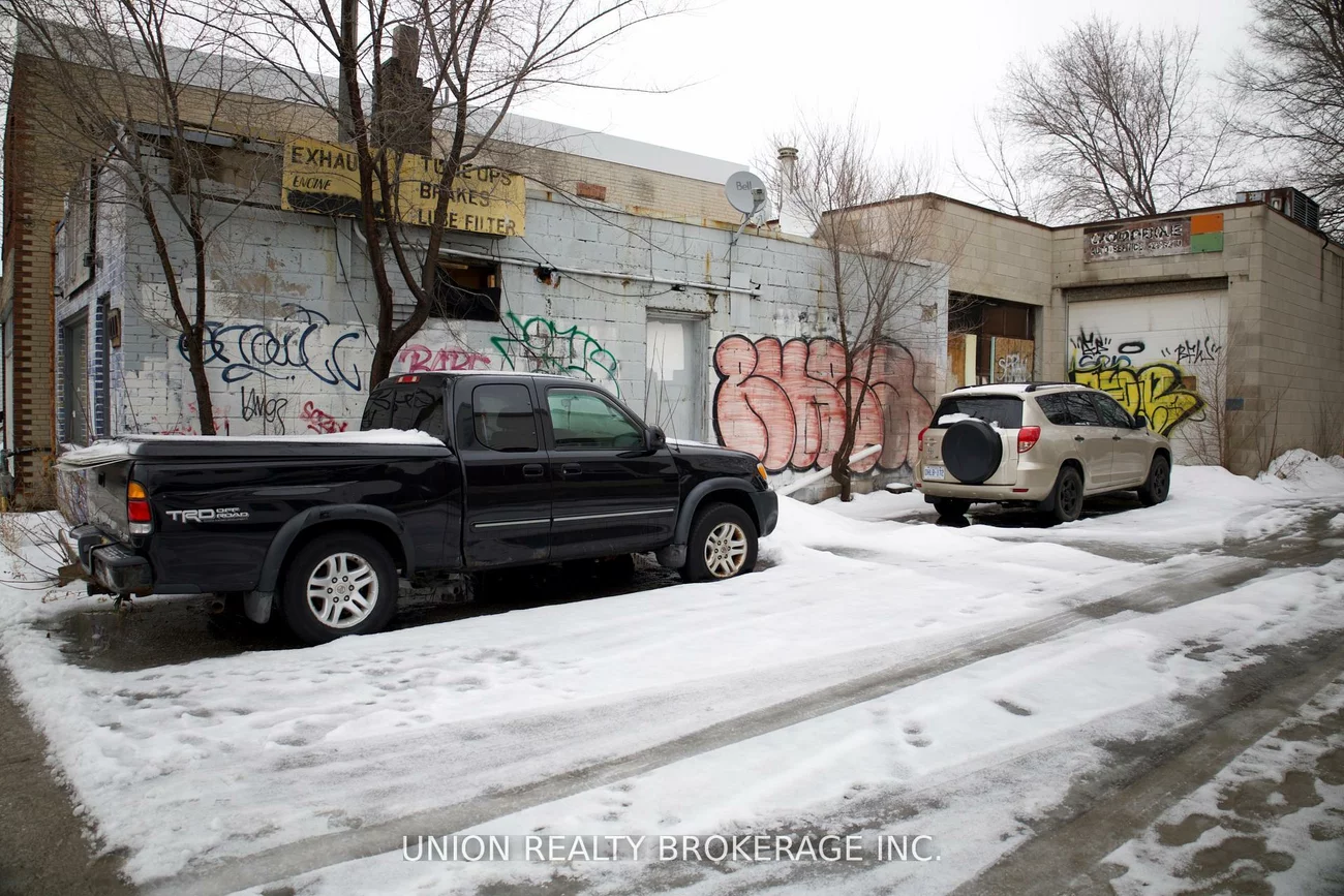 1211, Woodbine, Woodbine-Lumsden, Toronto
