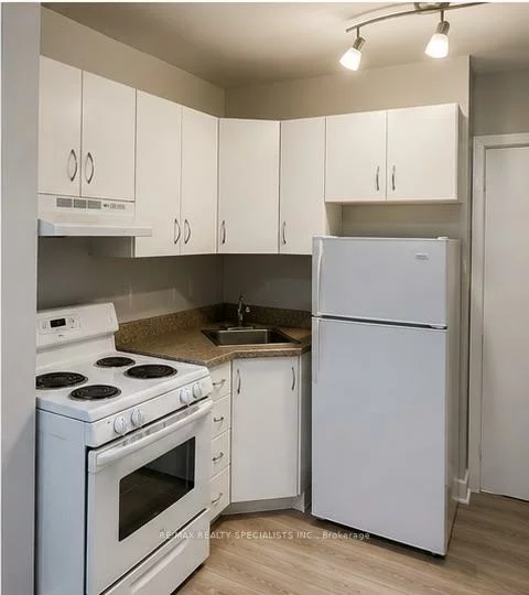 1659, Gerrard, Woodbine Corridor, Toronto