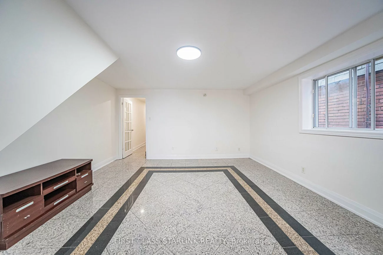 945, Gerrard, South Riverdale, Toronto
