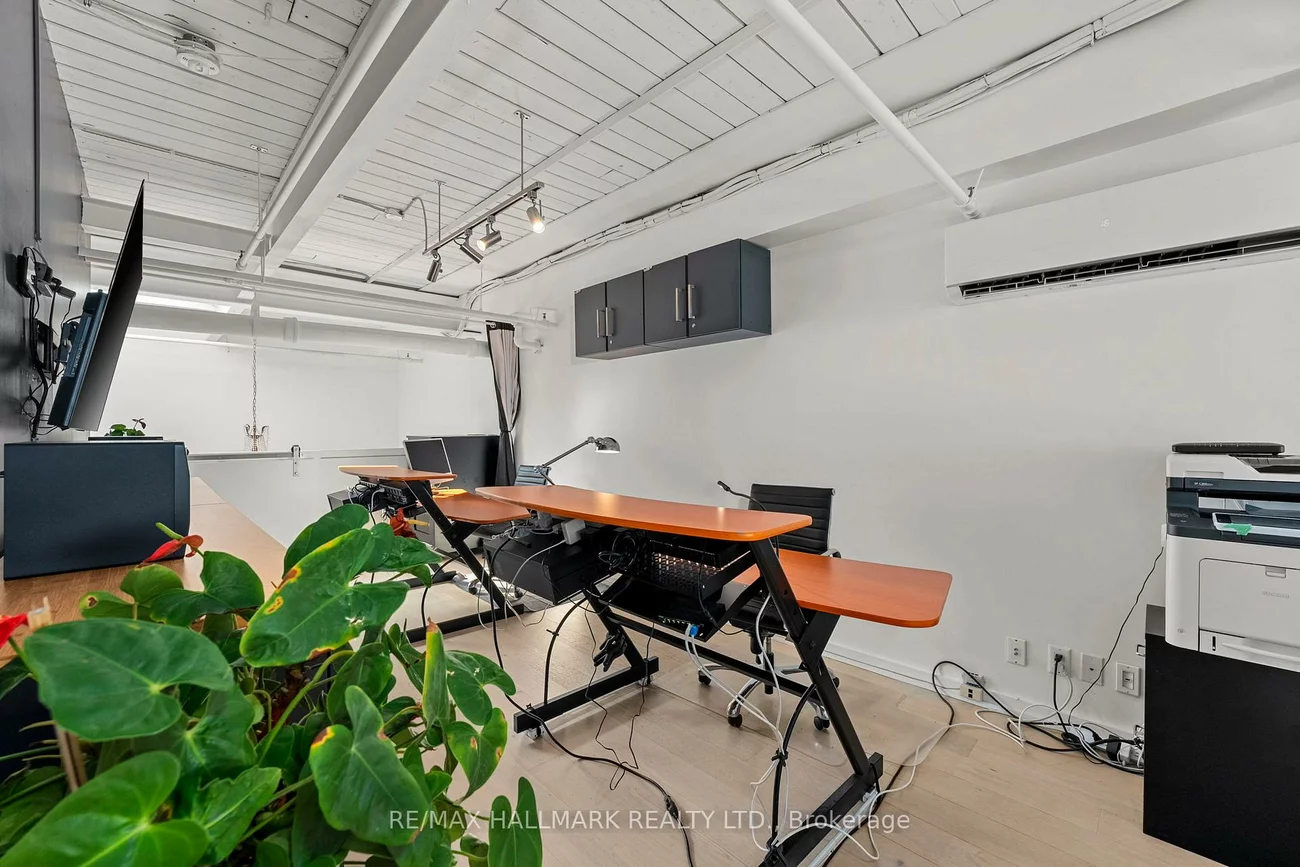 1173, Dundas, South Riverdale, Toronto