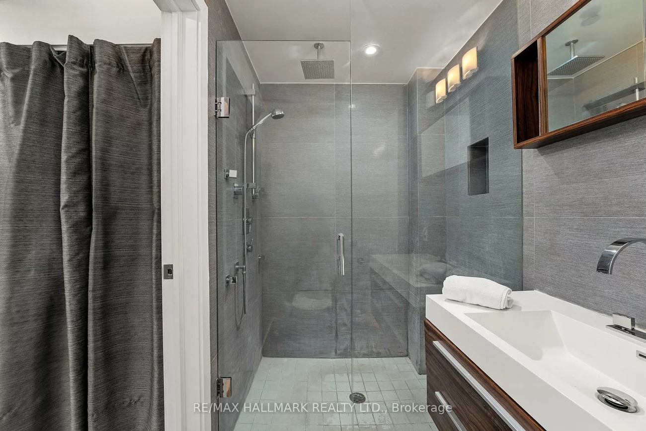 1173, Dundas, South Riverdale, Toronto