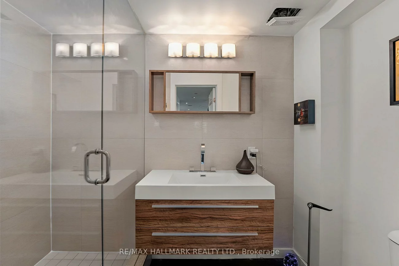 1173, Dundas, South Riverdale, Toronto
