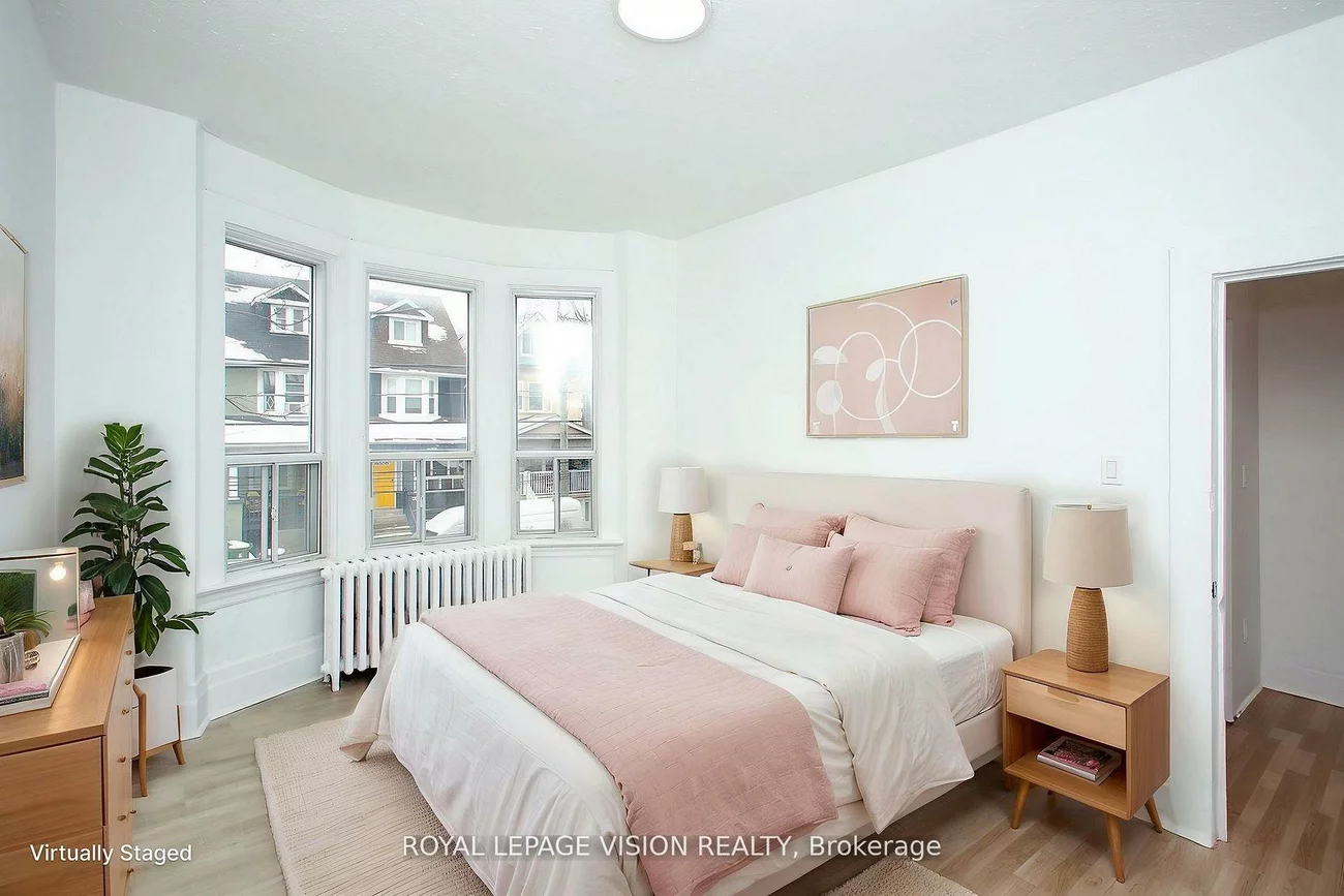 819, Pape, Danforth Village-East York, Toronto