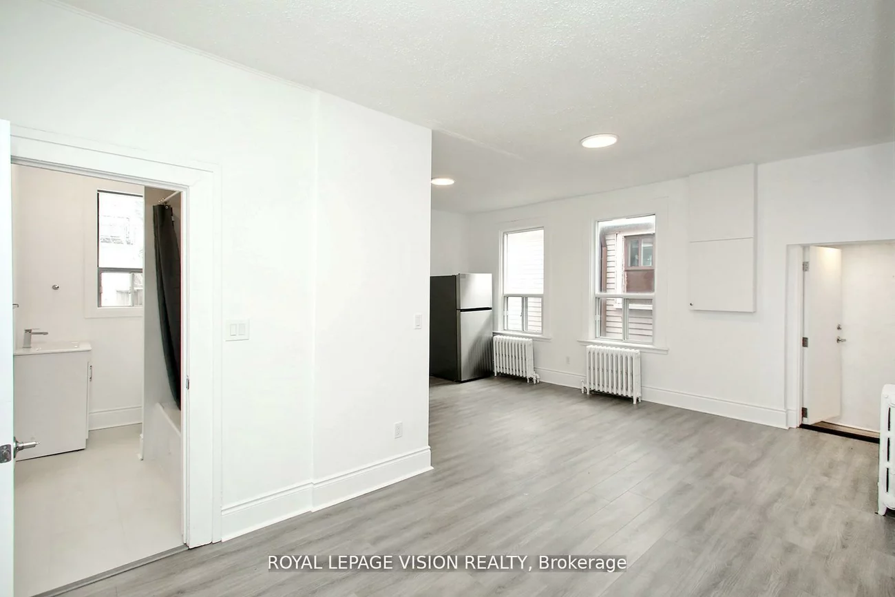 819, Pape, Danforth Village-East York, Toronto