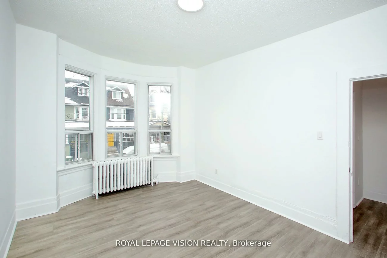 819, Pape, Danforth Village-East York, Toronto