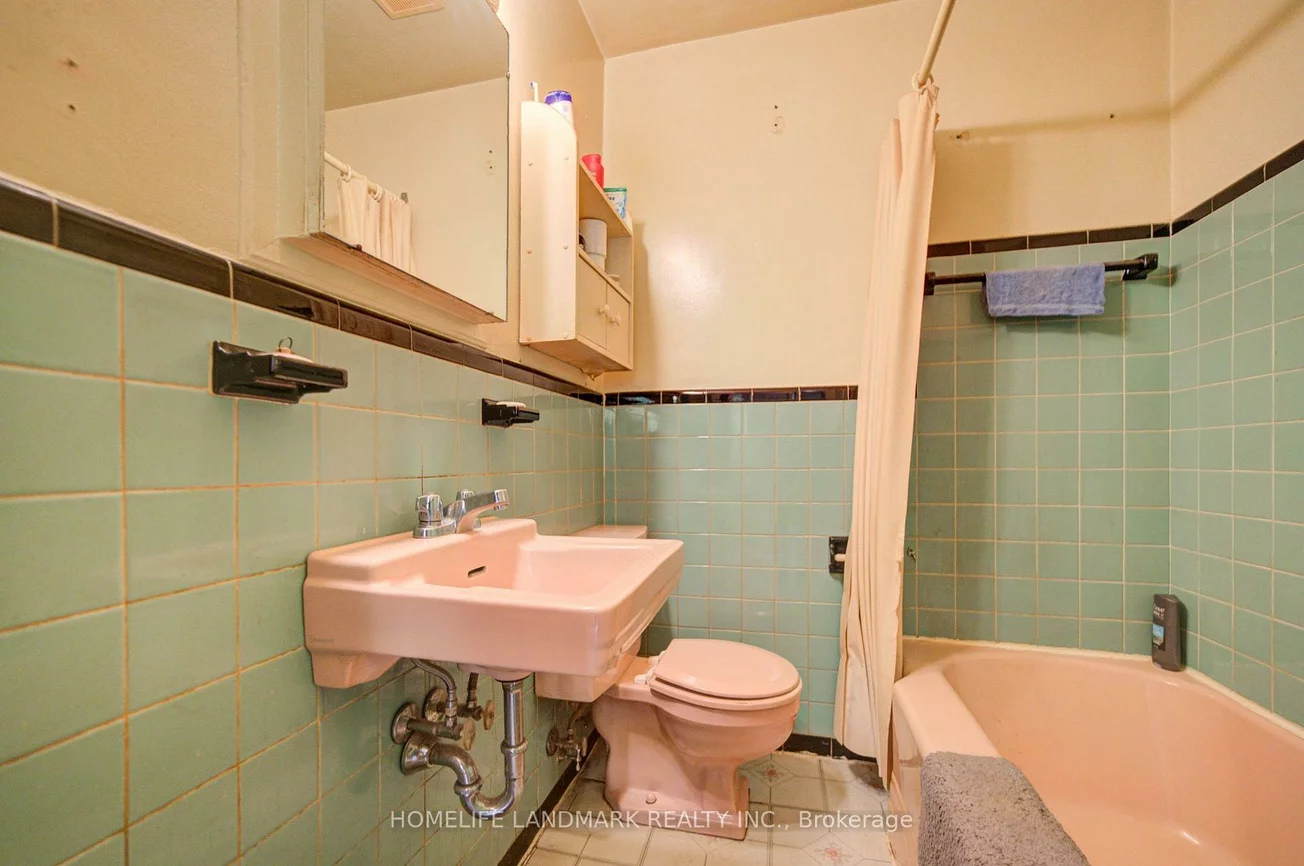827, Cosburn, Woodbine-Lumsden, Toronto