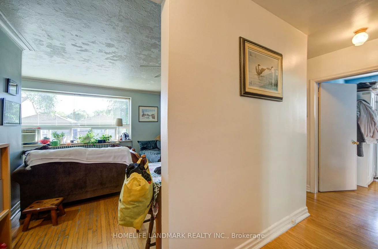 827, Cosburn, Woodbine-Lumsden, Toronto