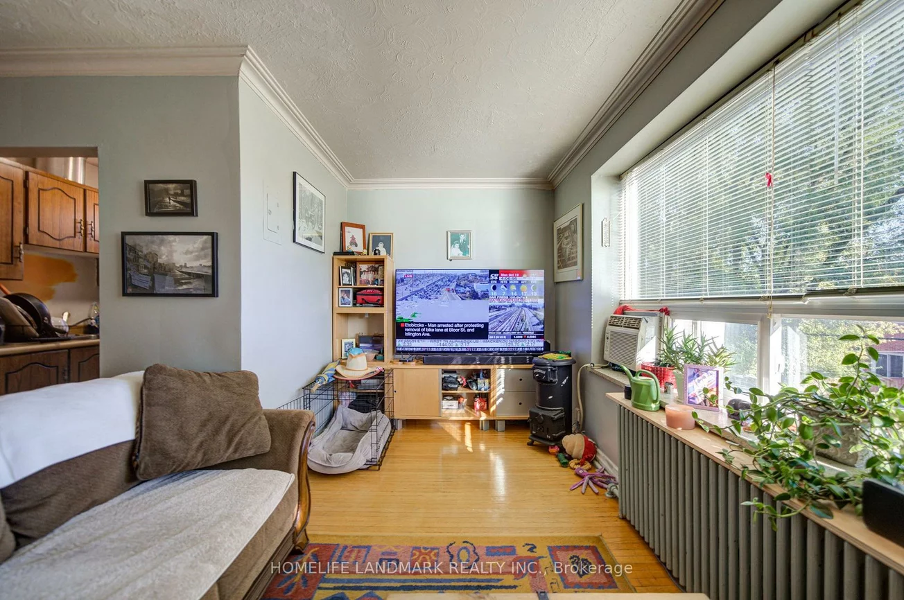 827, Cosburn, Woodbine-Lumsden, Toronto
