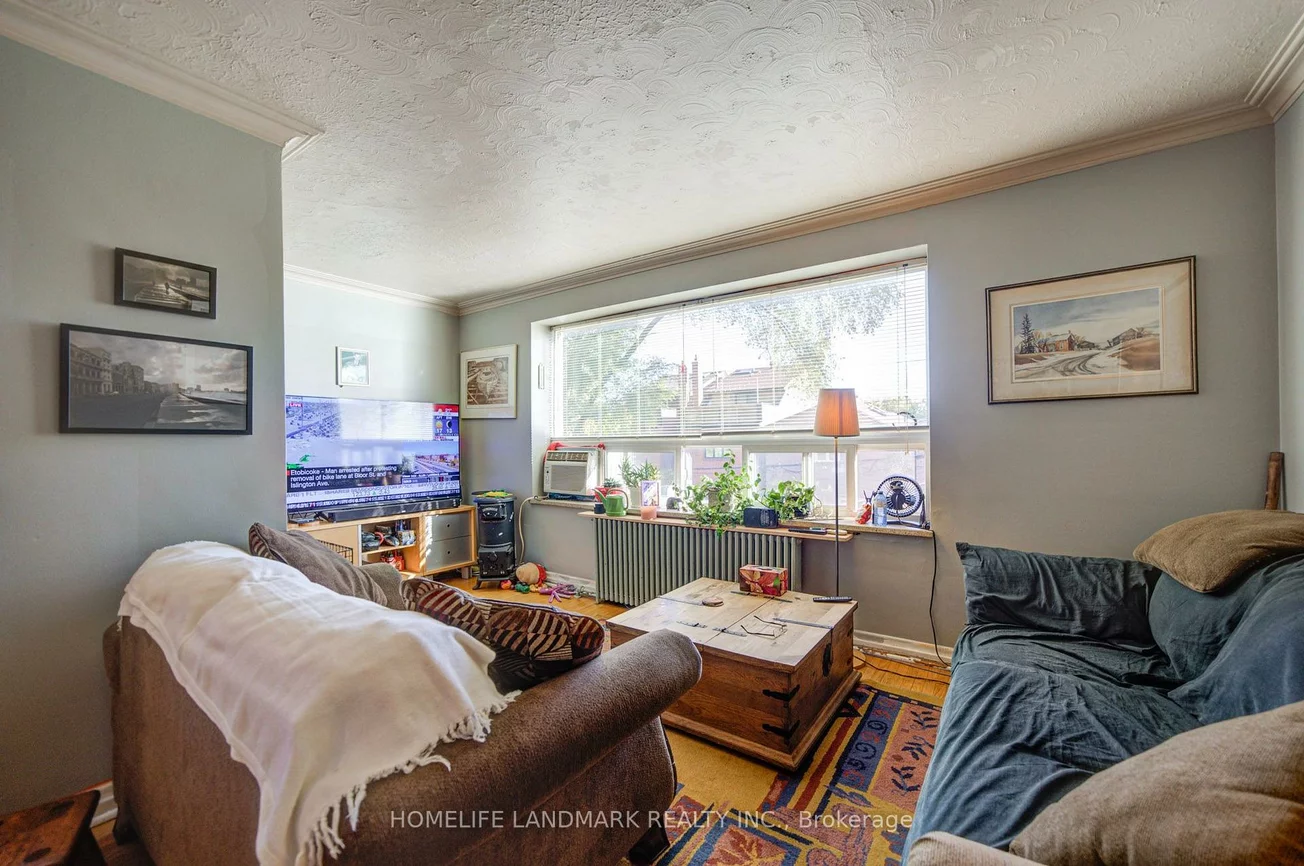 827, Cosburn, Woodbine-Lumsden, Toronto