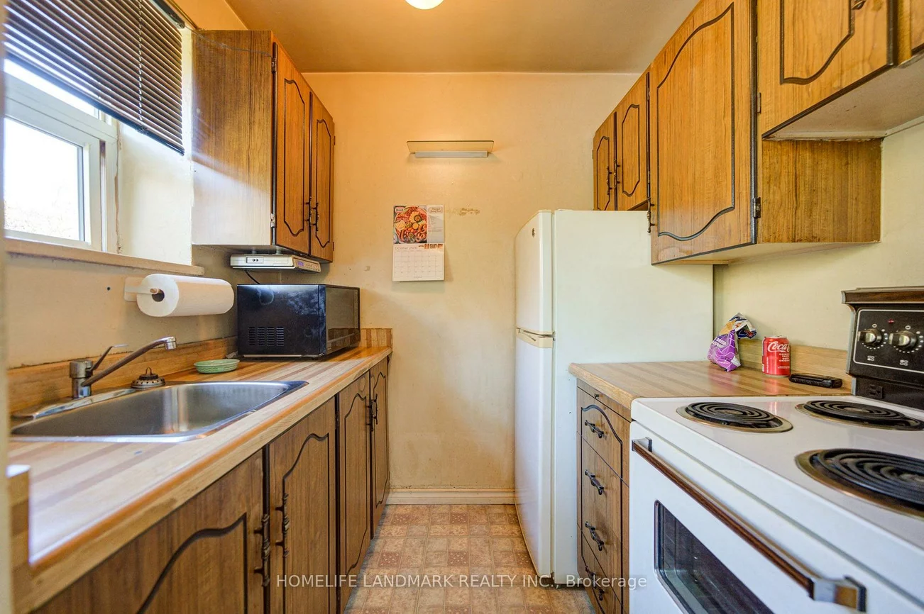 827, Cosburn, Woodbine-Lumsden, Toronto