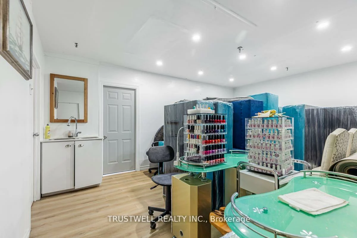 750, Oakdale, Glenfield-Jane Heights, Toronto