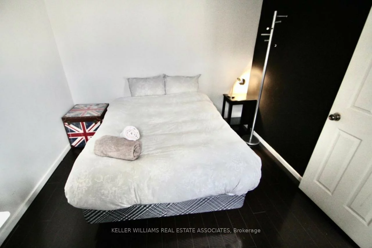 83, Elm, South Parkdale, Toronto