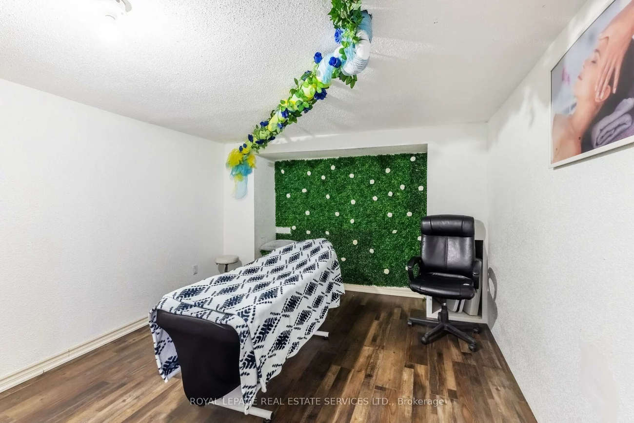 727, The Queensway, Stonegate-Queensway, Toronto