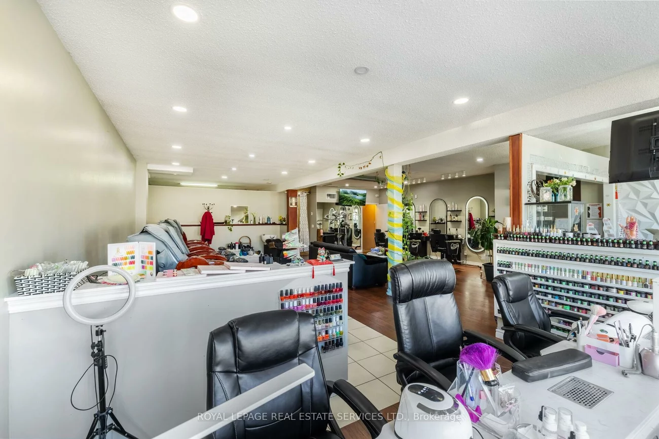 727, The Queensway, Stonegate-Queensway, Toronto
