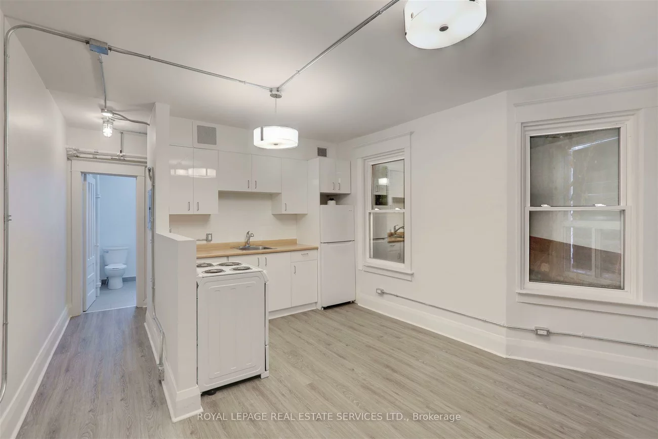 1639, St Clair, Weston-Pellam Park, Toronto