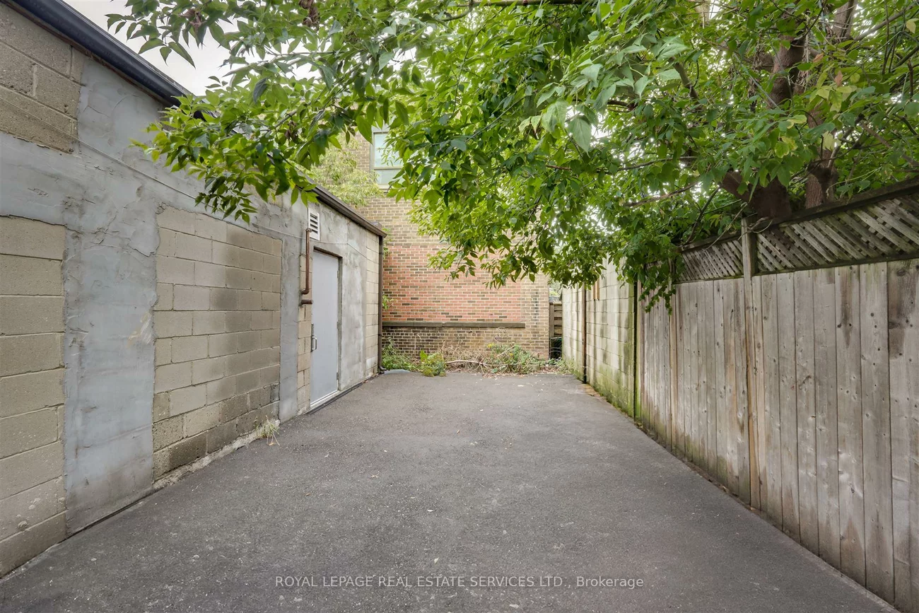 1639, St Clair, Weston-Pellam Park, Toronto