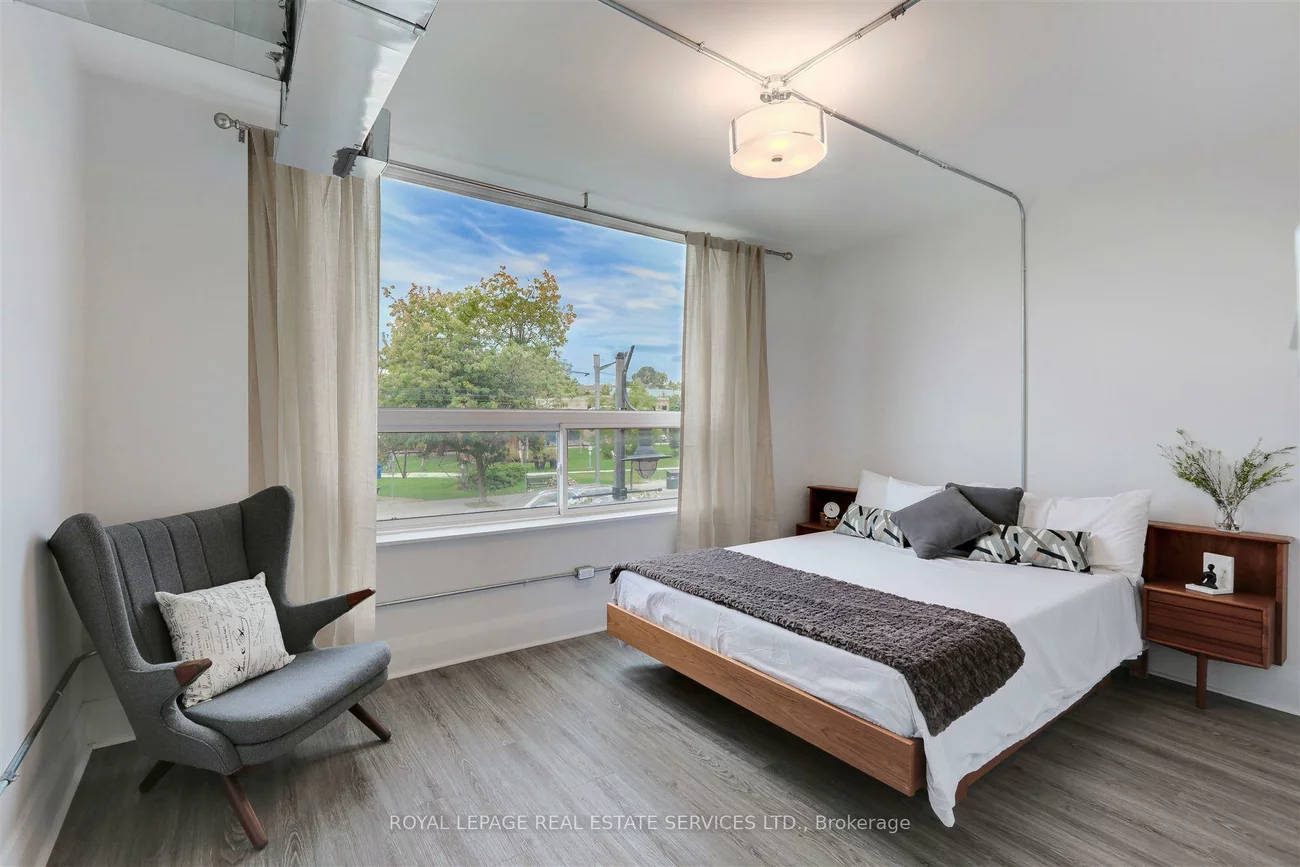1639, St Clair, Weston-Pellam Park, Toronto