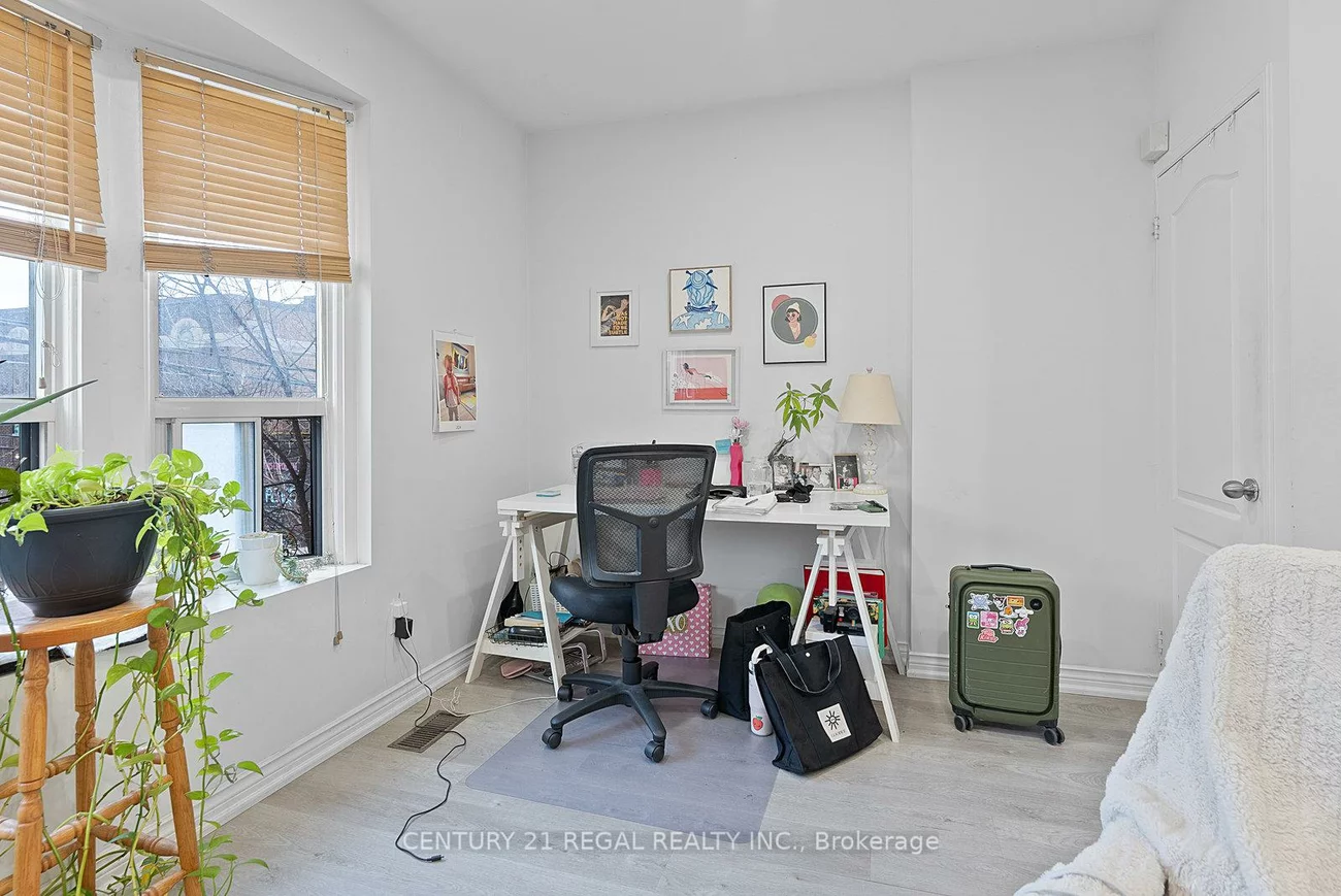 1664, Queen, Roncesvalles, Toronto